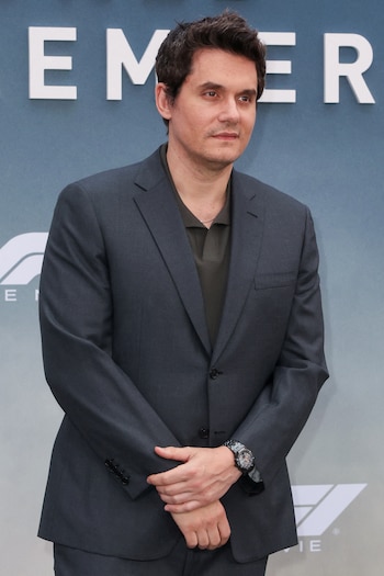 Taylor Swift tenía 19 años cuando salió con el músico John Mayer, quien le llevaba más de una década. La cantante abordó ese desequilibrio en la balada "Dear John" (REUTERS/Kylie Cooper)