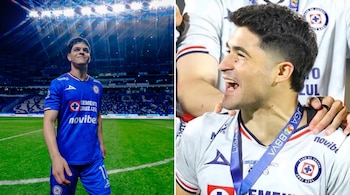 Dos fotos compuestas de futbolistas de Cruz Azul con uniformes azul y blanco, uno de ellos porta una medalla en el cuello.