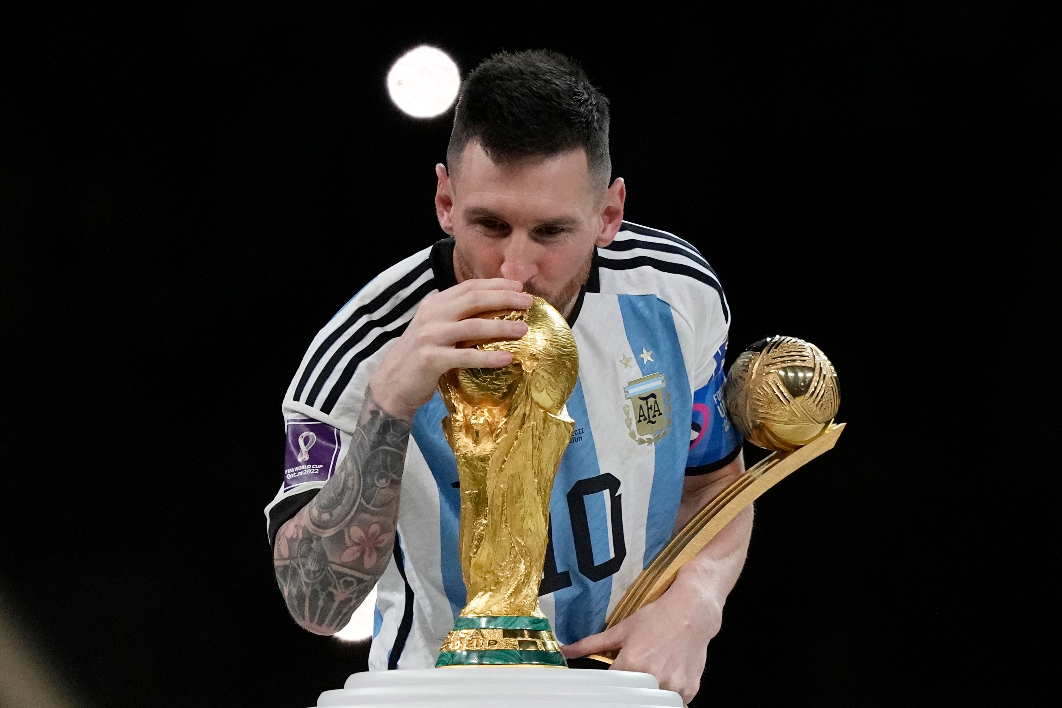 La diferencia entre el cuerpo de la carta y la firma de Messi mostró, según el análisis, un blindaje emocional en público y una mayor apertura en el plano privado ARCHIVO - Lionel Messi besa el trofeo de campeón del Mundial tras la victoria de Argentina ante Francia, el 18 de diciembre de 2022, en Lusail, Qatar. (AP Foto/Martin Meissner)