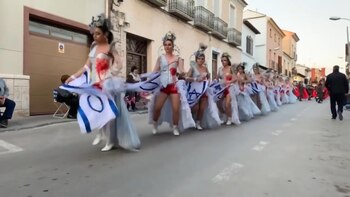 Bailarinas con la bandera de