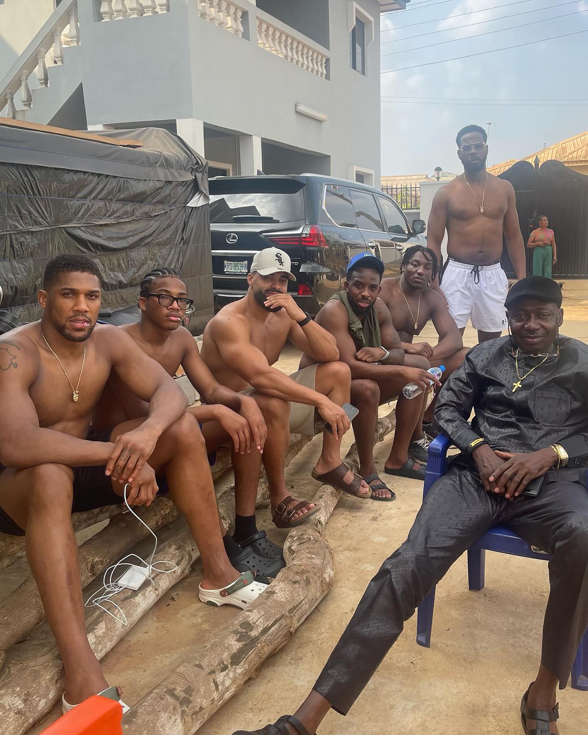 El boxeador visitó la funeraria donde se encuentran los cuerpos (@healthy_mindset)