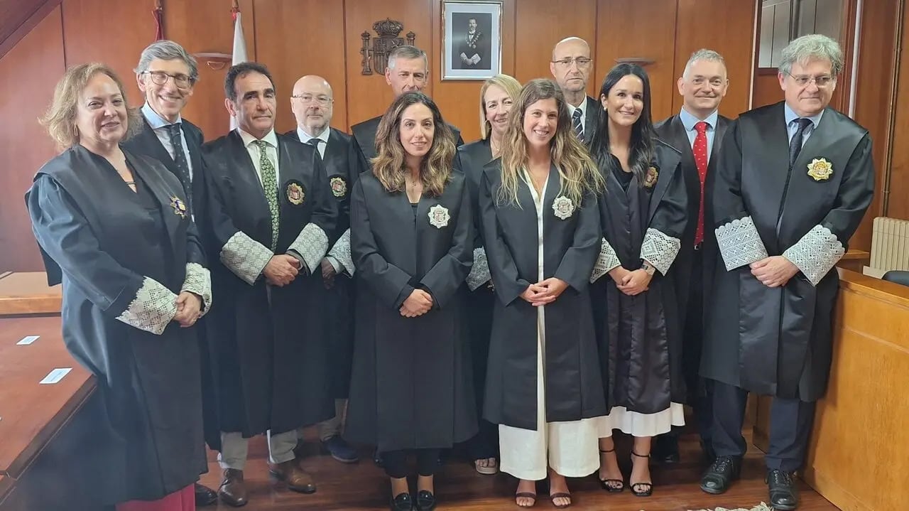 Juramento de Aristea Afroditi Ortiz Tiliakou, en el centro de la imagen, como jueza sustituta ante la Sala de Gobierno del Tribunal Superior de Justicia de Cantabria. (TSJC)