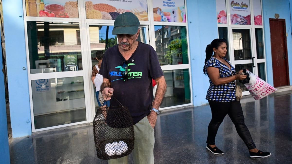 La falta de productos asignados y la aparición de mercados barriales alimentan la incertidumbre entre familias que dependieron de una red estatal creada en 1963 (Foto AFP)