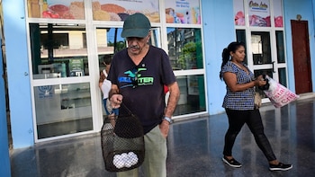 La falta de productos asignados y la aparición de mercados barriales alimentan la incertidumbre entre familias que dependieron de una red estatal creada en 1963 (Foto AFP)