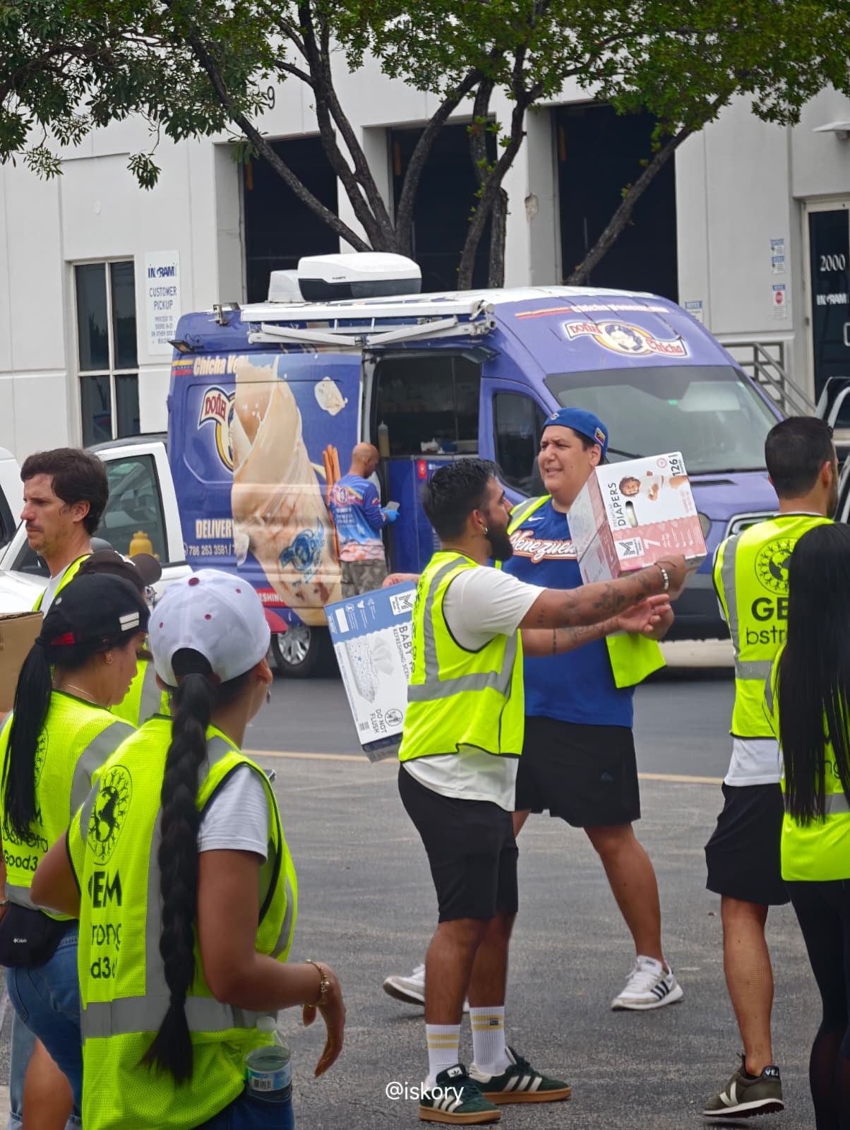 La ayuda desde Miami prioriza alimentos no perecederos, agua embotellada, kits de higiene, pañales y suministros médicos para Venezuela (Crédito: Israel Loreto)