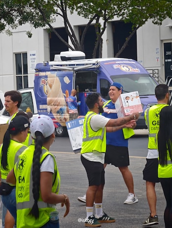La ayuda desde Miami prioriza alimentos no perecederos, agua embotellada, kits de higiene, pañales y suministros médicos para Venezuela (Crédito: Israel Loreto)