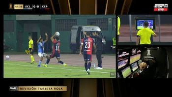 Expulsión de Cecilio Domínguez tras absurda agresión a Maxloren Castro en Sporting Cristal vs Cerro Porteño por Copa Sudamericana 2026