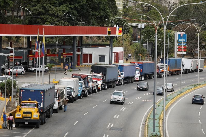 Una fila de camiones espera para repostar combustible en una estación de servicio en Caracas (REUTERS/Leonardo Fernández Viloria/Archivo)