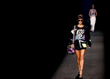 Una modelo luce una creación