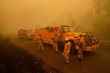Bomberos trabajan cerca de Mill