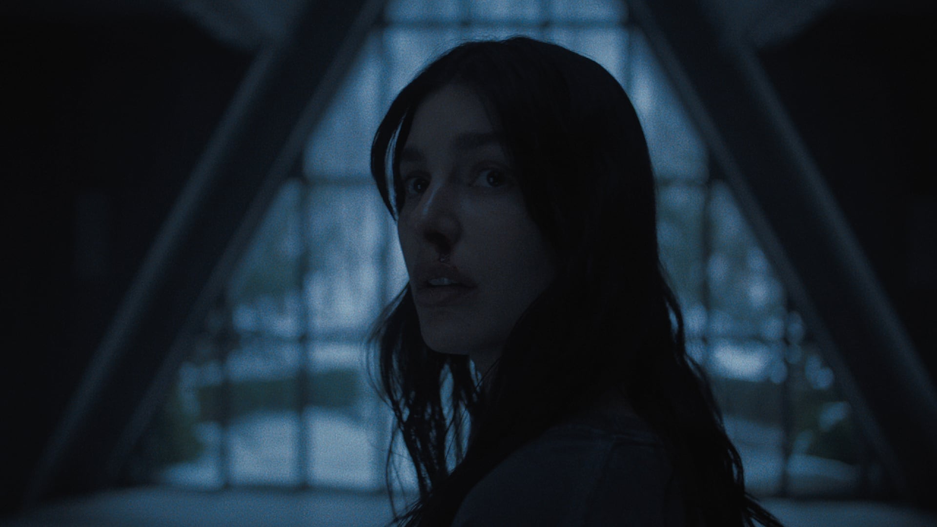 La serie narra cómo una maldición ancestral desata una tragedia durante la boda de Rachel y Nicky, provocando víctimas mortales y cambiando el destino familiar (Netflix)