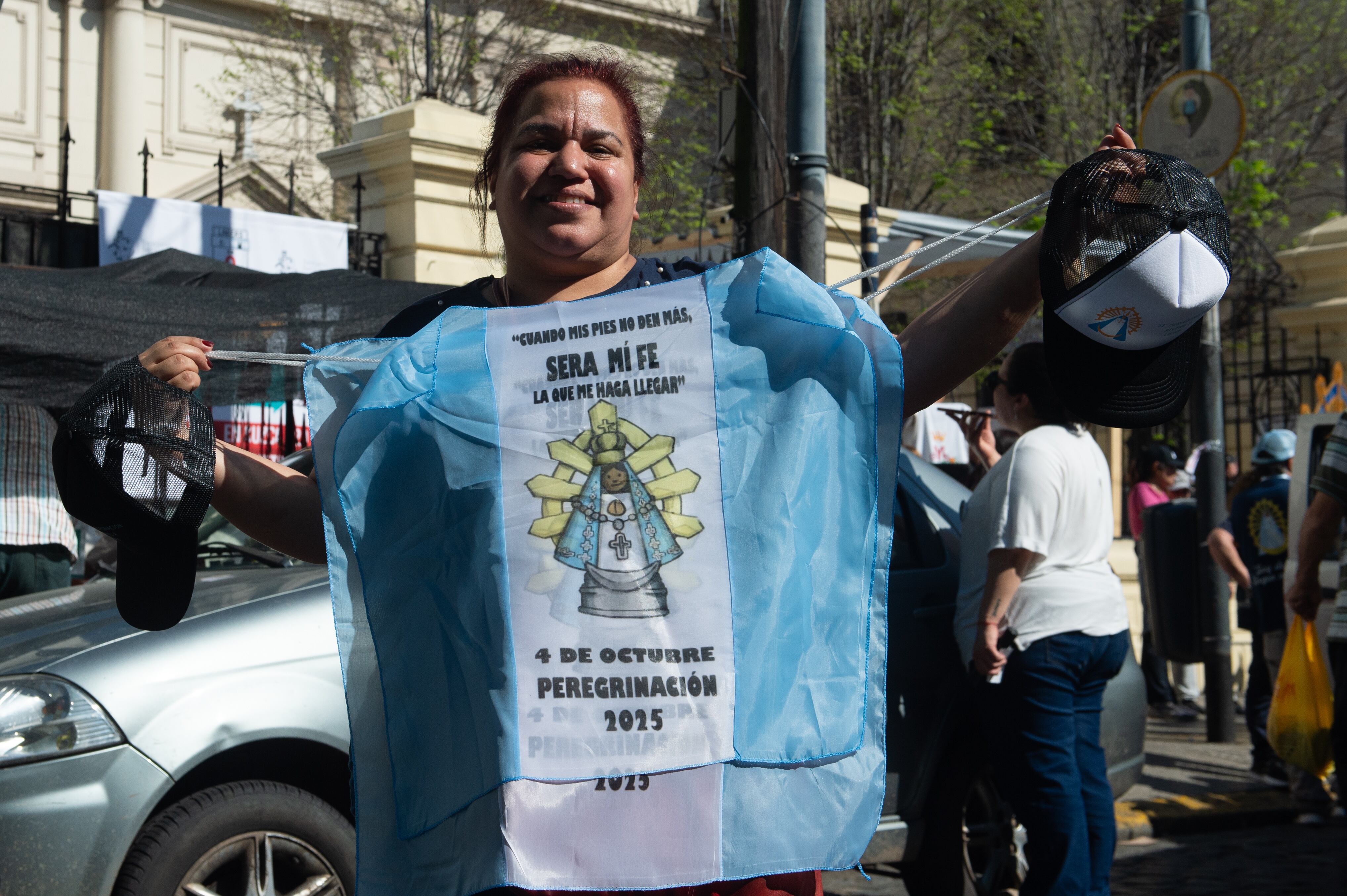Carolina, una de las tantas vendedoras ambulantes a lo largo del camino