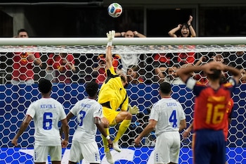 El portero de Cabo Verde Vozinha evita el gol de España en el encuentro del Grupo H de la Copa Mundial el lunes 15 de junio del 2026. (AP Foto/Mike Stewart)