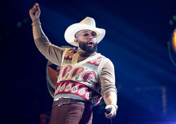 ARCHIVO - Carín León durante