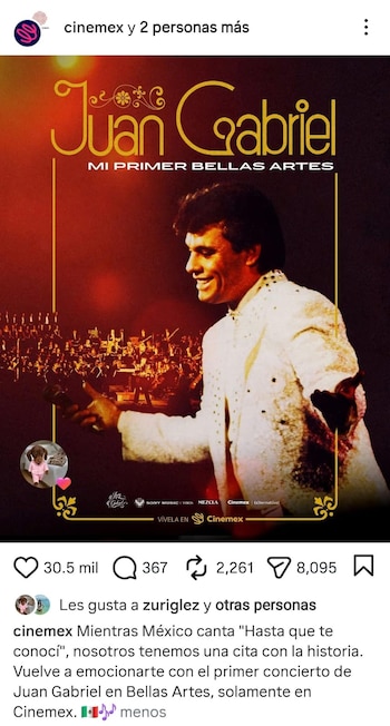 Afiche promocional del concierto de Juan Gabriel en Bellas Artes. El cantante sonríe, viste un saco blanco, sostiene un micrófono con una orquesta de fondo