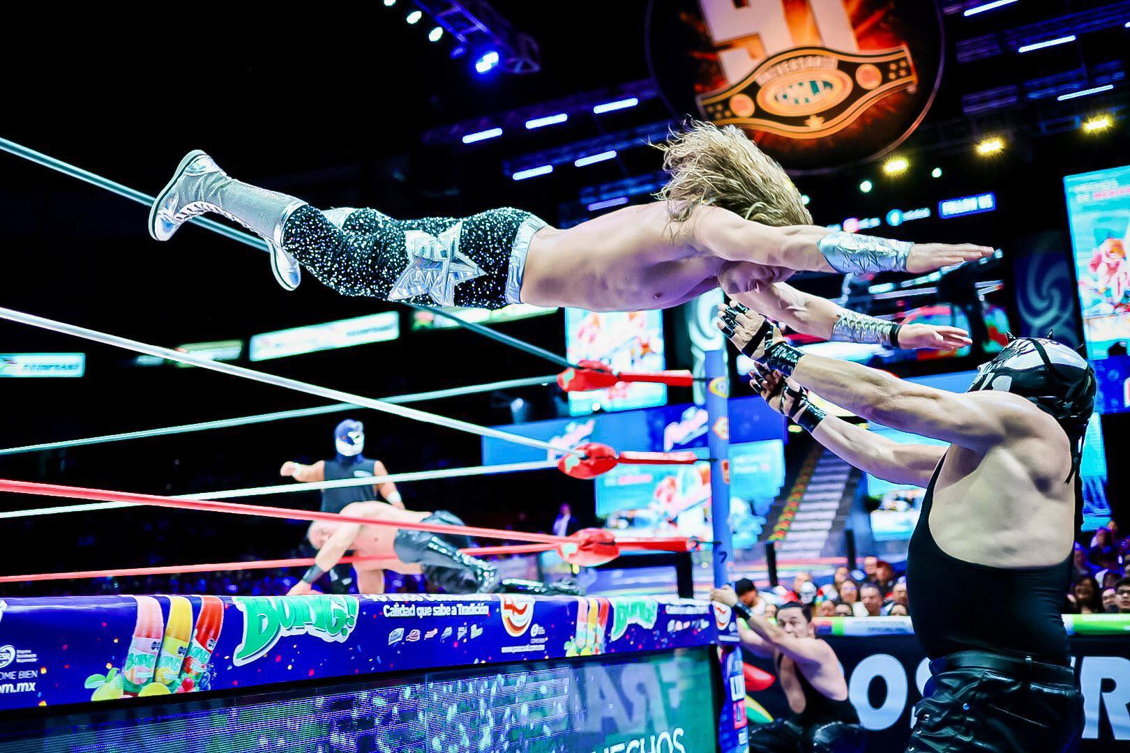 Con gran dinamismo en la tercera caída, los técnicos lograron revertir el dominio rudo y sellaron el triunfo gracias a la combinación de vuelos y llaveo de alto nivel. (Cortesía: CMLL)