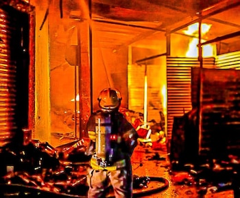 El incendio consumió 42 puestos de ventas en el mercado municipal de Armenia, Sonsonate.