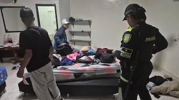 Tres menores quedaron bajo custodia tras ser hallados en un apartamento de Medellín mientras consumían sustancias estupefacientes