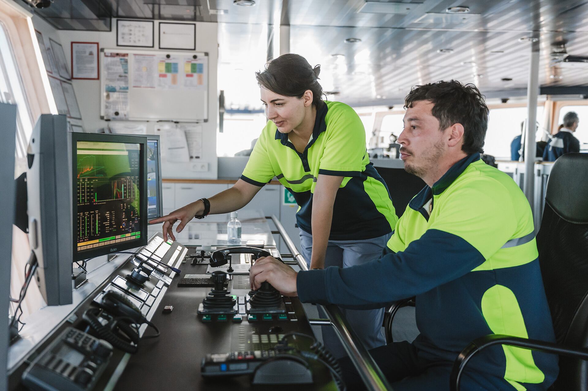 María Florencia Adip, segunda al mando y la única mujer a bordo, destaca el trabajo en equipo y la actitud positiva como claves para la convivencia y el desempeño en jornadas de doce horas sobre el río