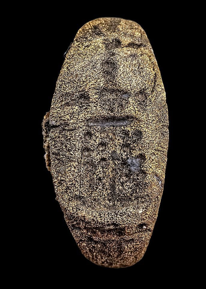 El grabado del faro en la pieza de bronce presenta coincidencias visuales con las monedas alejandrinas del siglo II después de Cristo.