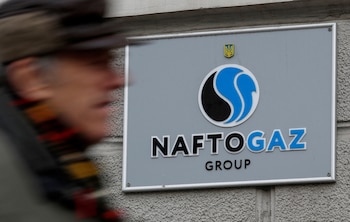 Un hombre pasa frente a la sede de la compañía energética estatal ucraniana Naftogaz en el centro de Kiev, Ucrania (REUTERS/Valentyn Ogirenko)