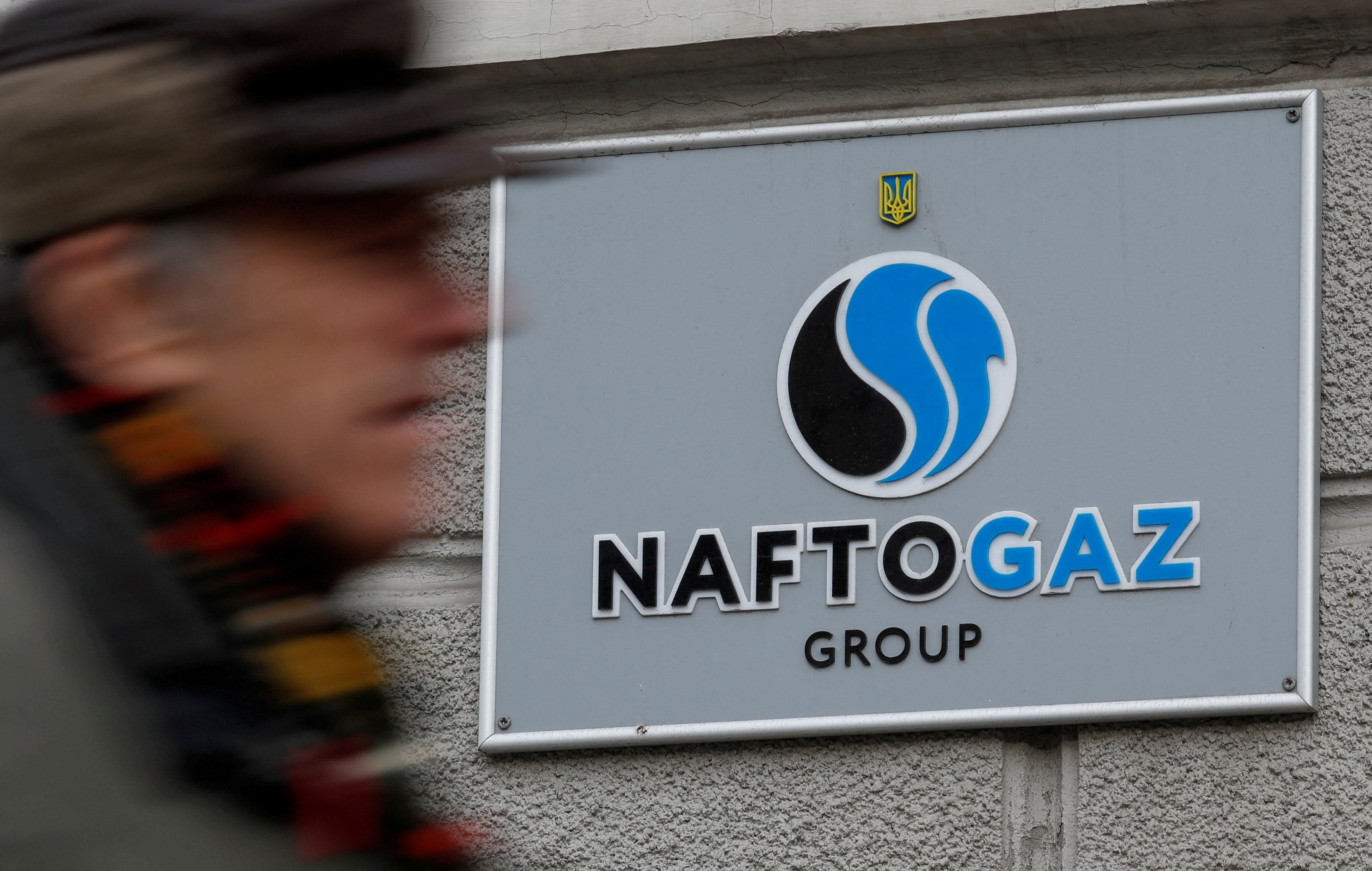 Un hombre pasa frente a la sede de la compañía energética estatal ucraniana Naftogaz en el centro de Kiev, Ucrania (REUTERS/Valentyn Ogirenko)