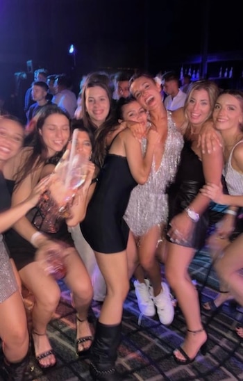 Cami Homs rodeada de familiares