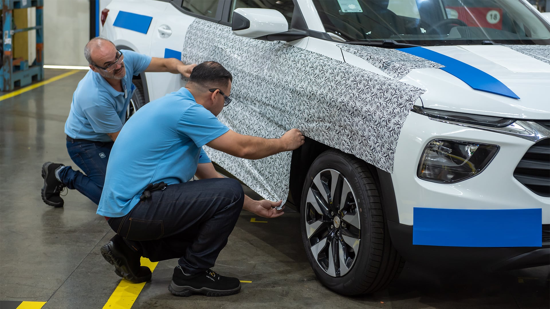 Técnicos del Centro de Desarrollo de General Motors en San Pablo, Brasil, aplican camuflaje a un prototipo del nuevo Chevrolet Sonic, cuyo lanzamiento será en mayo en Brasil y en junio en Argentina. (General Motors)
