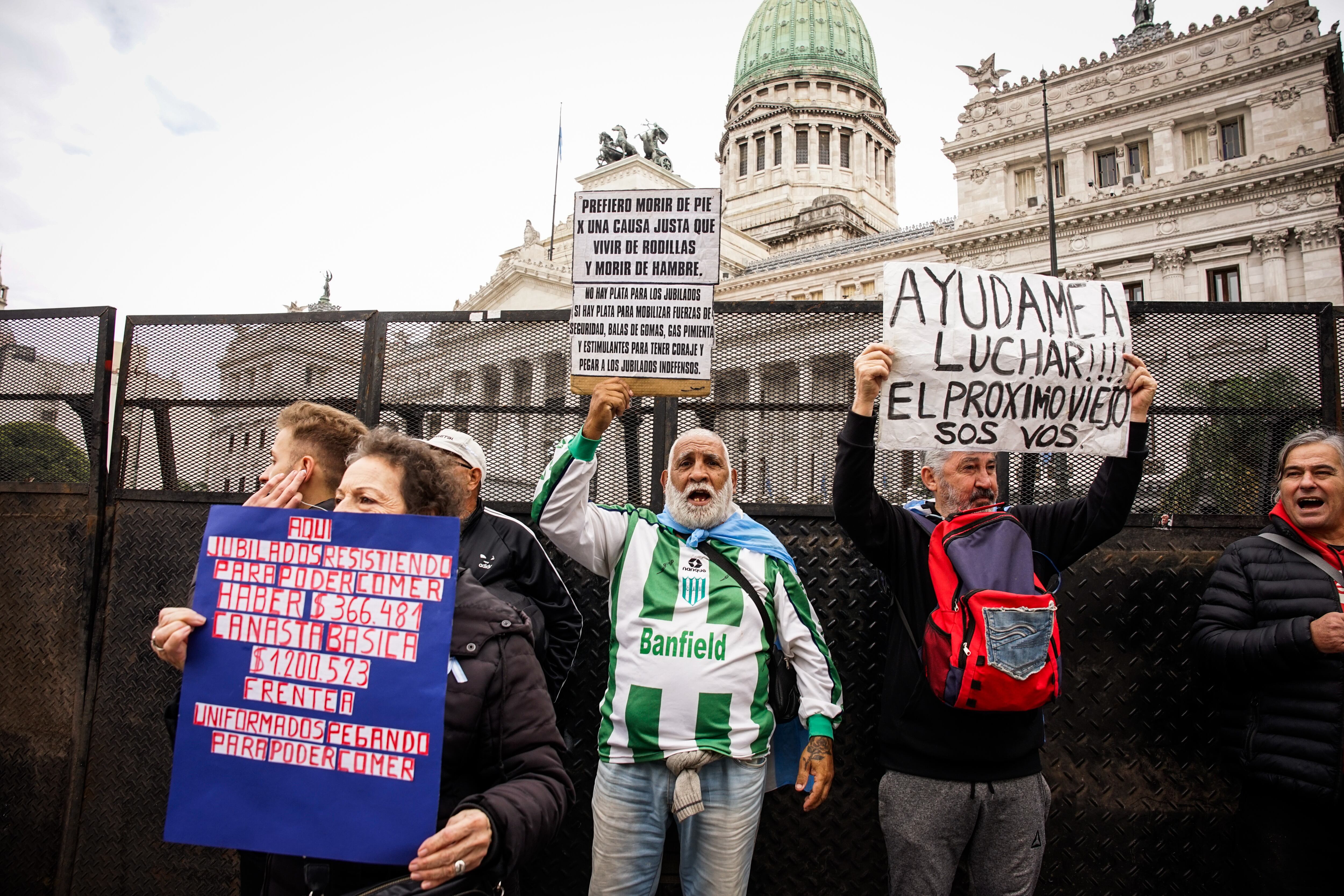 Las columnas de manifestantes se concentraron en las inmediaciones del Congreso de la Nación (RS Fotos)