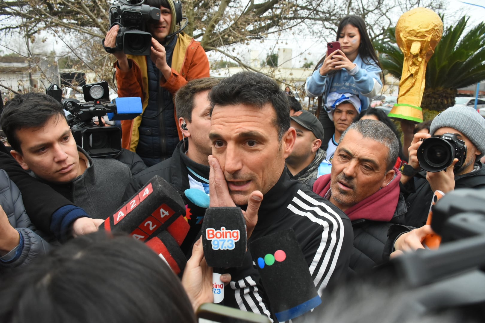 Varios medios esperaron la llegada del técnico al hogar de sus padres (Créditos: Leo Galletto)