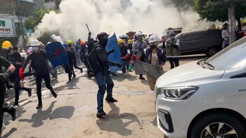 Manifestantes bloquean calles en Myanmar