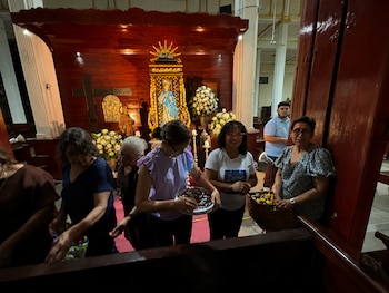 Los vecinos en León entregan obsequios a quienes dedican oraciones a la virgen, tal como se instauró hace casi ocho décadas./ (Esteban Noguera/ Canal 6 Nicaragua)