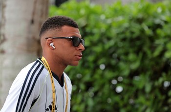 Soccer Football - FIFA Club World Cup - Round of 16 - Real Madrid v Juventus - Hard Rock Stadium, Miami Gardens, Florida, U.S. - July 1, 2025 Real Madrid's Kylian Mbappe arrives at the stadium before the match IMAGN IMAGES via Reuters/Sam Navarro