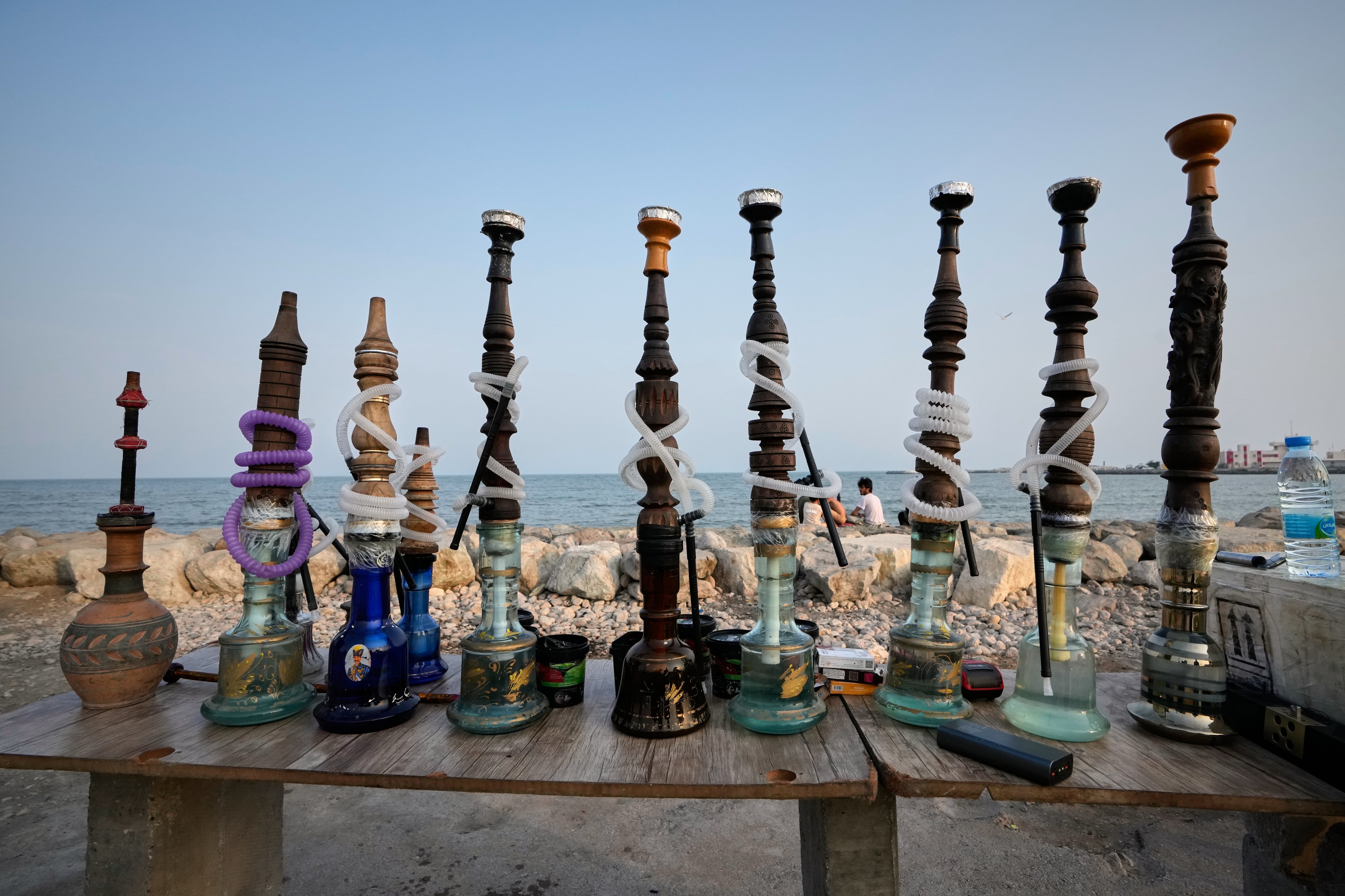 Se exhiben narguiles a lo largo del paseo marítimo con vistas al estrecho de Ormuz en Bandar Abbas, Irán, el domingo 6 de septiembre de 2026 (AP/Vahid Salemi)