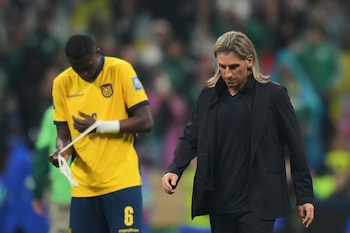El argentino Sebastián Beccacece, técnico de la selección de Ecuador, se marcha del campo tras la eliminación ante México, el martes 30 de junio de 2026 (AP Foto/Eduardo Verdugo)
