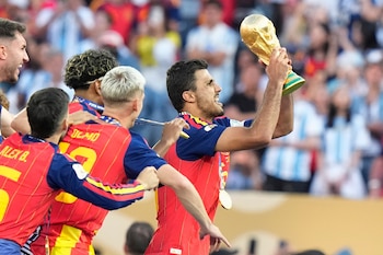 Rodri, de España, levanta la Copa del Mundo tras derrotar a Argentina en la final del domingo 19 de julio de 2026 en East Rutherford, Nueva Jersey (AP Foto/Frank Franklin II)
