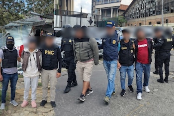 Varios agentes policiales uniformados y personas con rostros difuminados son vistos en dos ubicaciones, una junto a una estructura precaria y otra en una calle urbana.