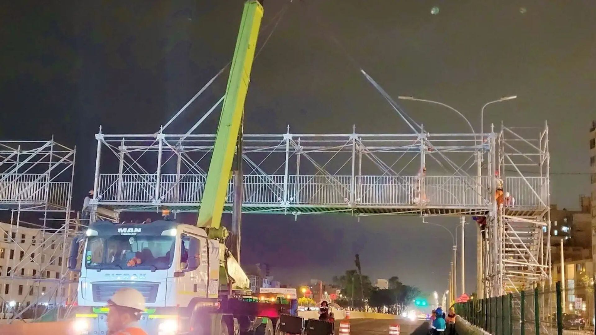 Emape culminó con la instalación del segundo puente peatonal - Créditos: Municipalidad de Lima.