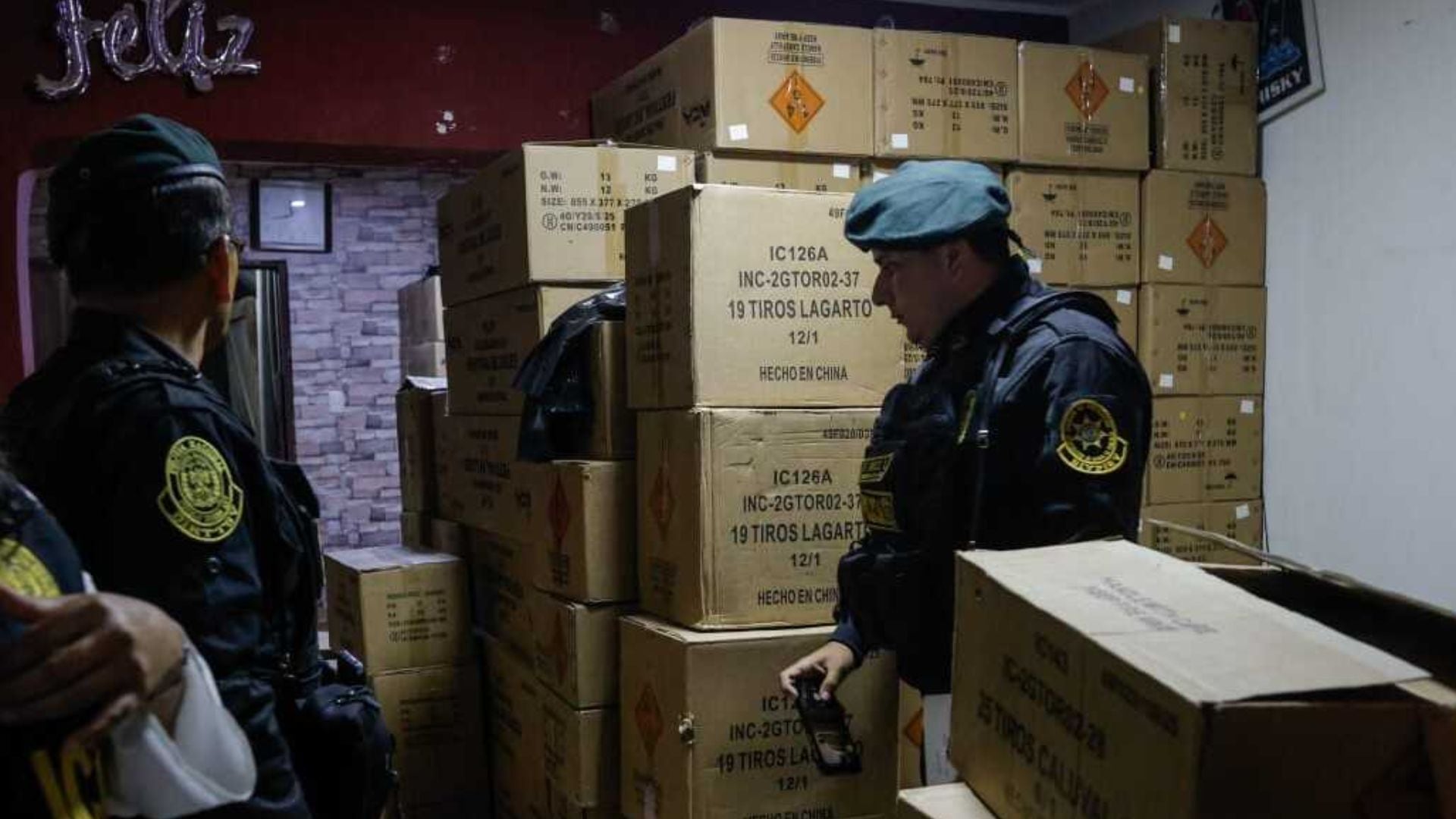 Las autoridades detuvieron al encargado del almacén clandestino, quien enfrentará cargos por poner en peligro a la comunidad a través de la acumulación de productos explosivos - Créditos: Ministerio del Interior.