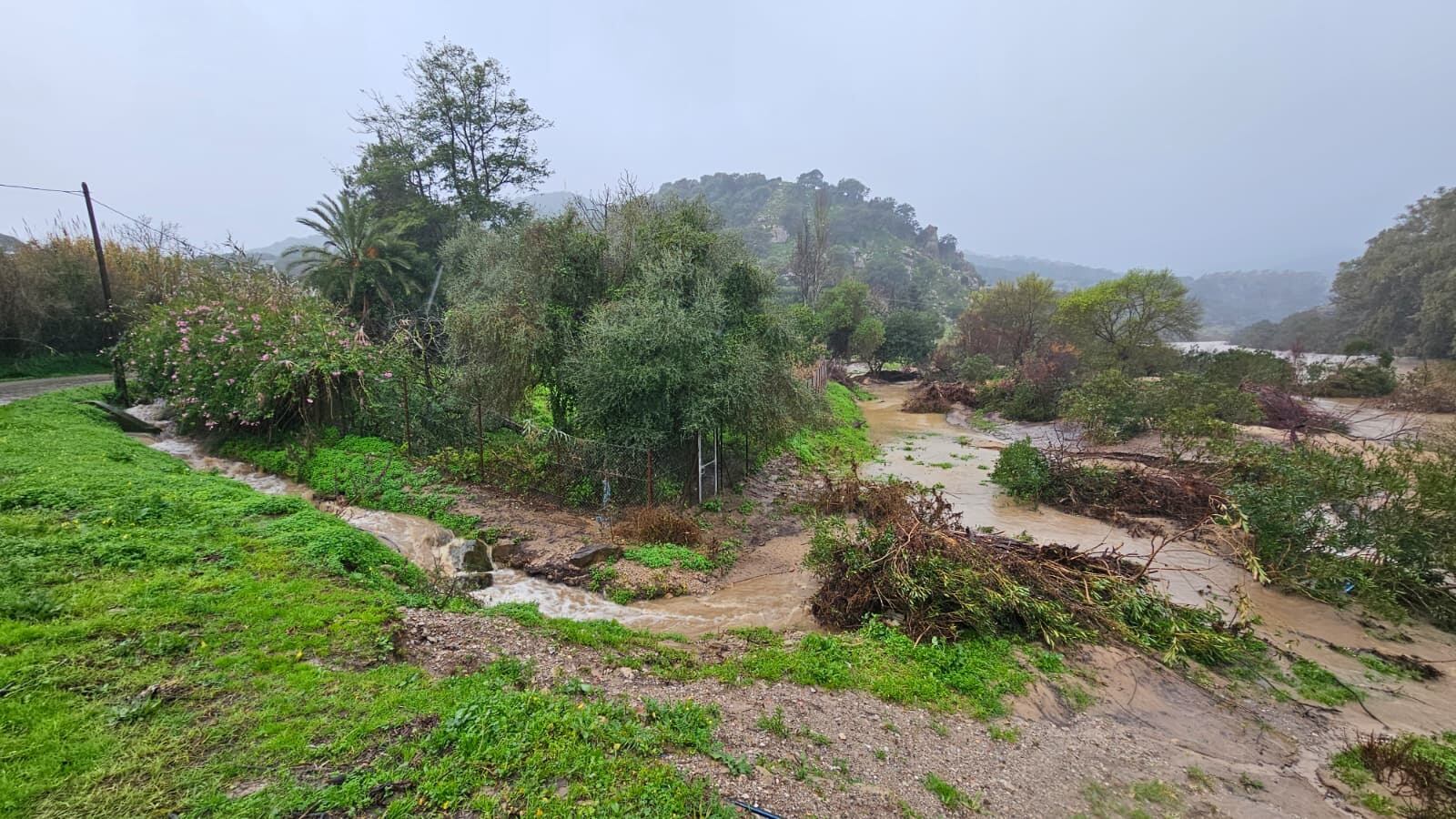 Crecida del río Hozgarganta a su paso por la localidad gaditana de Jimena de la Frontera, Cádiz (Nono Rico / Europa Press)