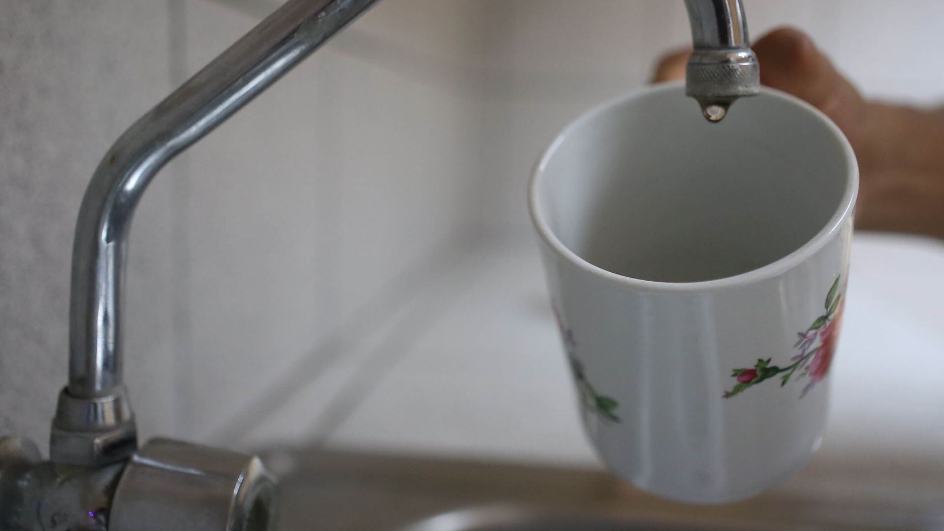 Llena recipientes, botellas y baldes con agua potable para uso básico como beber, cocinar y aseo personal - Créditos: Andina.