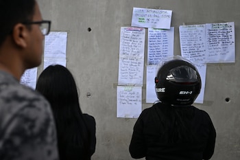 La desesperación marca la búsqueda de nombres en un hospital de Caracas tras el doble terremoto en Venezuela (JUAN BARRETO/AFP)