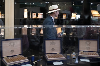 Un asistente contempla una exhibición de cigarros durante el inicio del XXIII Festival del Habano en La Habana, Cuba (REUTERS/Yander Zamora/Archivo)