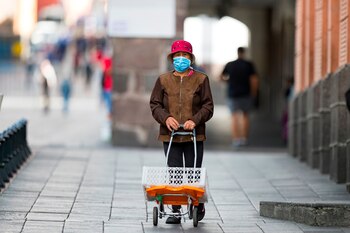 Una mujer con mascarilla para