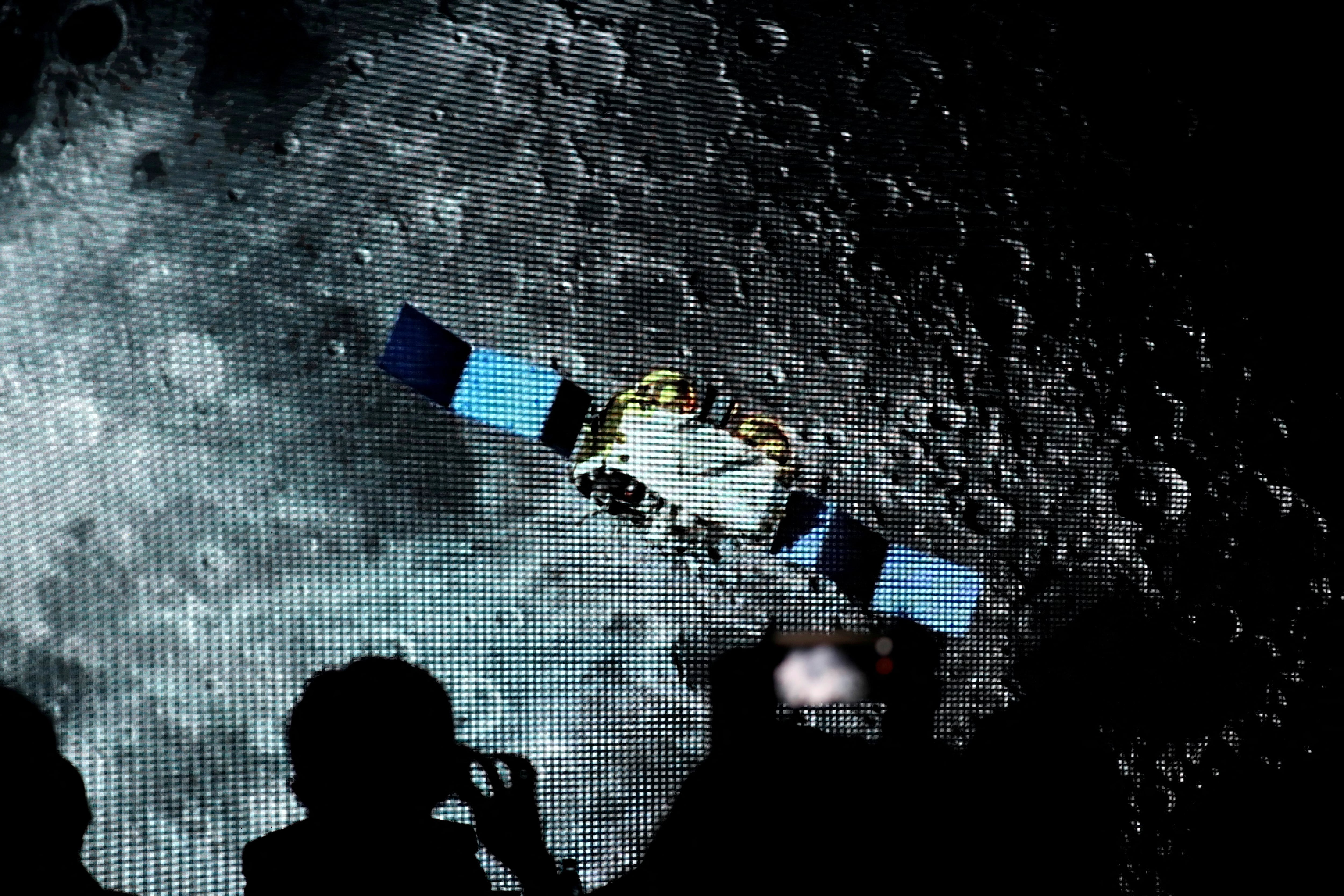 La misión china de 2024 devolvió las primeras rocas del lado oculto, y abrió una comparación de laboratorio entre ambos hemisferios lunares
- REUTERS/Tingshu Wang/File Photo