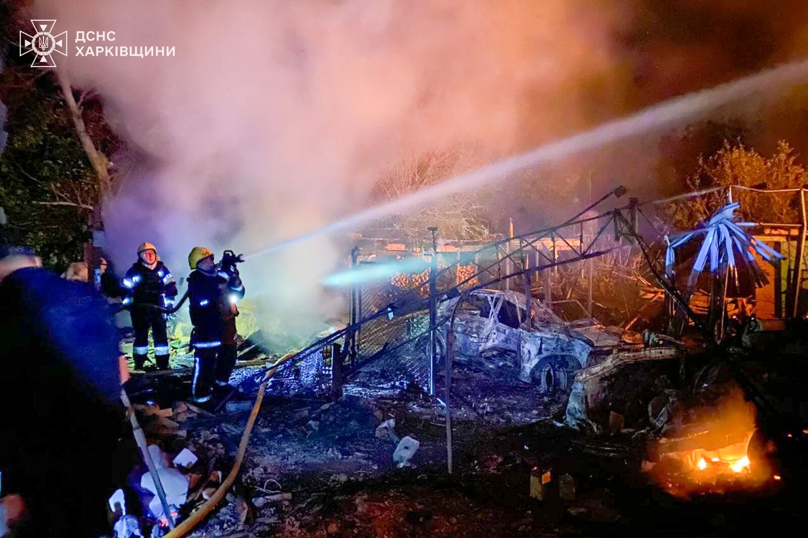 En Kharkiv, los drones alcanzaron asentamientos en los distritos de Chuhuyiv y Lozov, causando cuatro incendios en población civil, empresas e infraestructura.