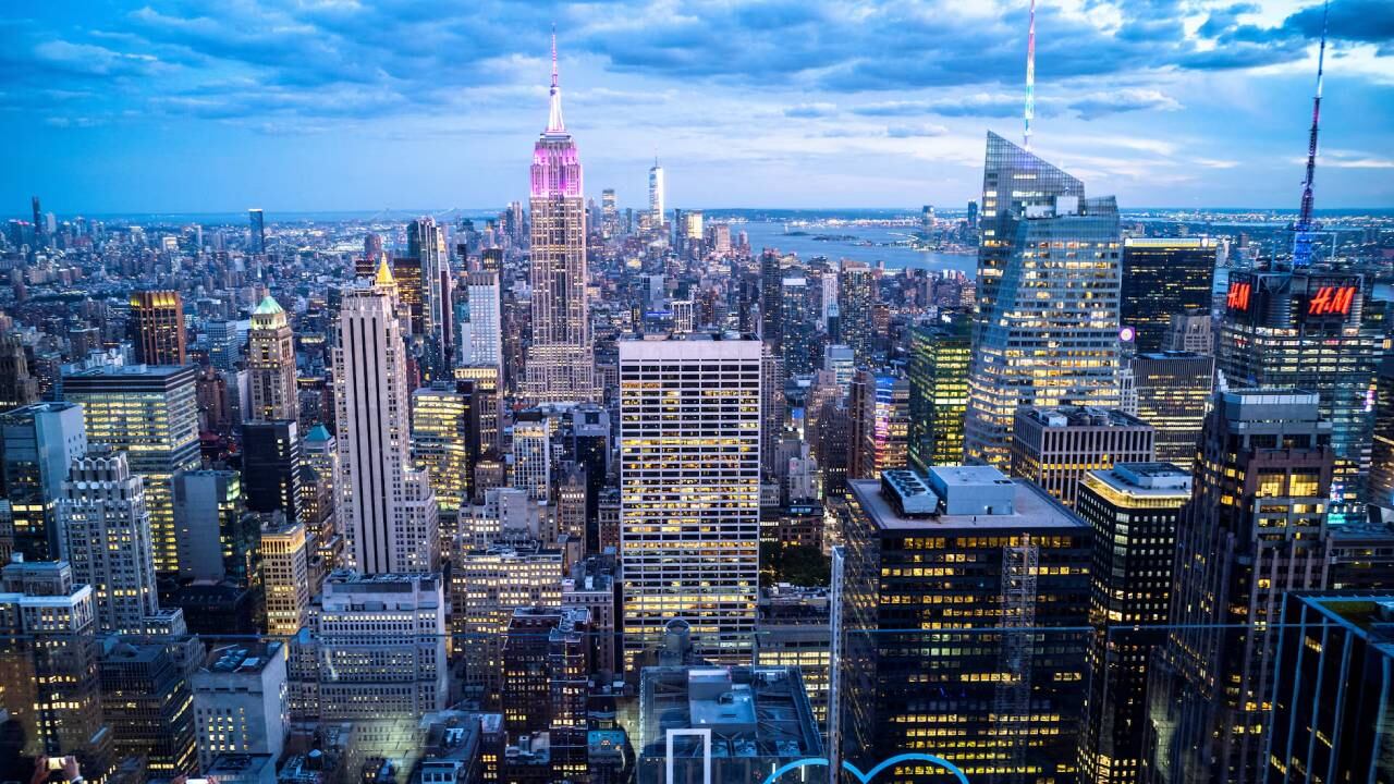 La propuesta para elevar el salario mínimo en Nueva York a USD 30 por hora genera debate entre pequeñas empresas, sindicatos y autoridades locales. (Reuters)