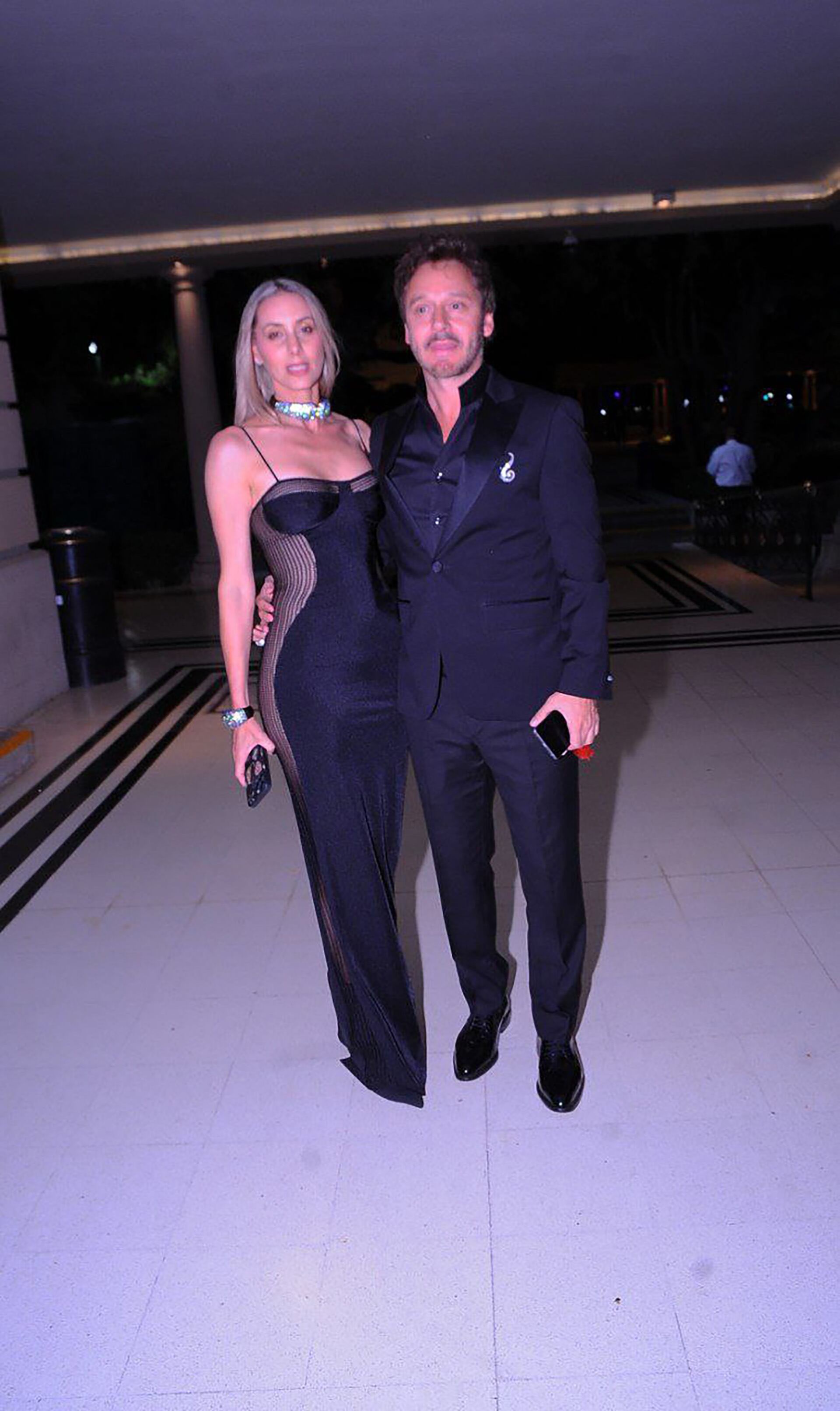 Benjamín Vicuña eligió un traje negro sin corbata, mientras Anita Espasandín sorprendió con transparencias y accesorios plateados.