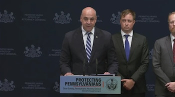 El fiscal general de Pensilvania, Dave Sunday, demandó a TikTok por exponer a menores a contenido para adultos y por usar funciones adictivas (Captura NBC Philadelphia)