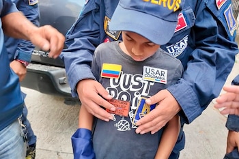 Los rescatistas de USAR COL-1 entregaron sus distintivos a Moisés al liberarlo de los escombros - crédito Ungrd